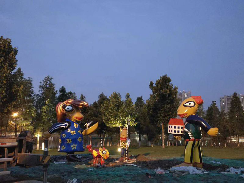 南京國際友誼公園不銹鋼卡通人物雕塑