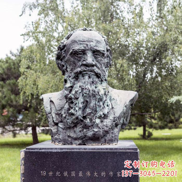 19世紀(jì)俄國最偉大的作家列夫·尼古拉耶維奇·托爾斯泰雕像