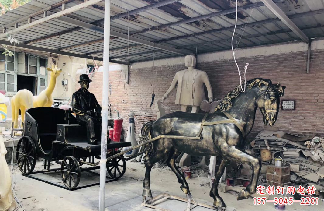 玻璃鋼仿銅馬車雕塑——給廣場景觀增添絢麗色彩