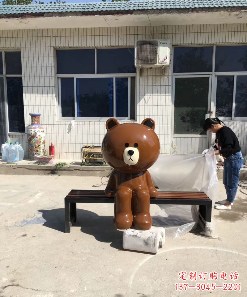 玻璃鋼卡通布朗熊雕塑公園卡通雕塑