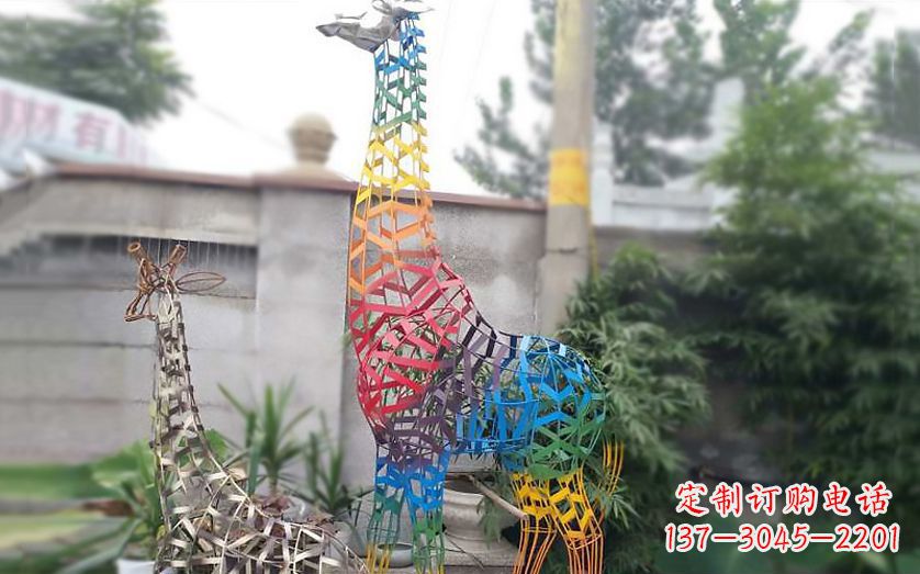 不銹鋼長(zhǎng)頸鹿雕塑把自然美景帶入室內(nèi)