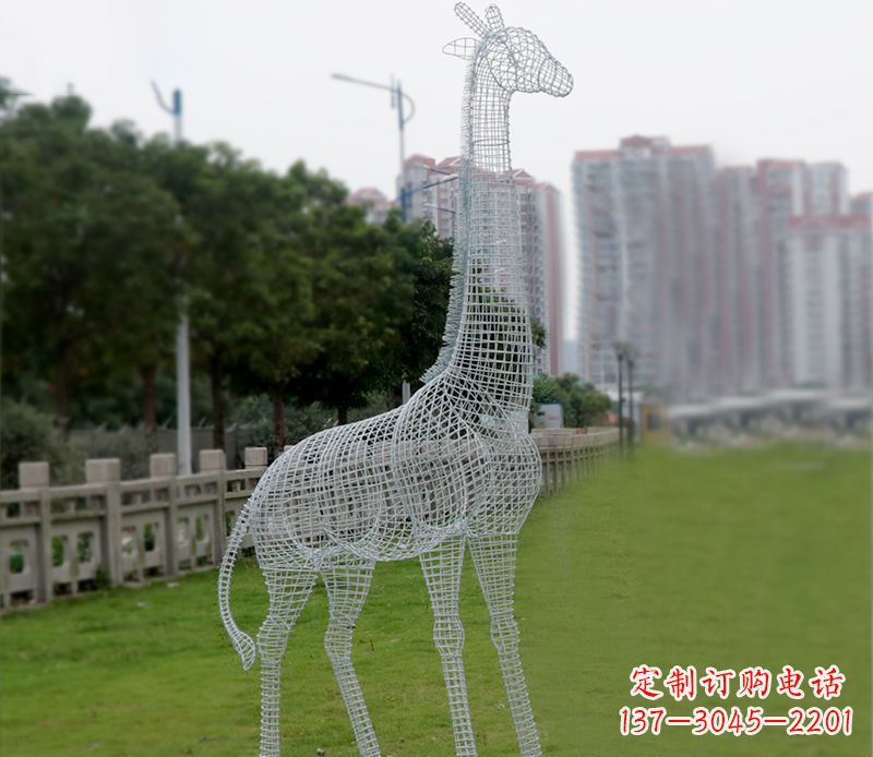 不銹鋼城市的長(zhǎng)頸鹿雕塑