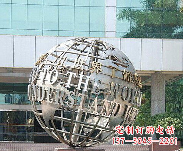 把地球放在心中——不銹鋼地球企業景觀雕塑