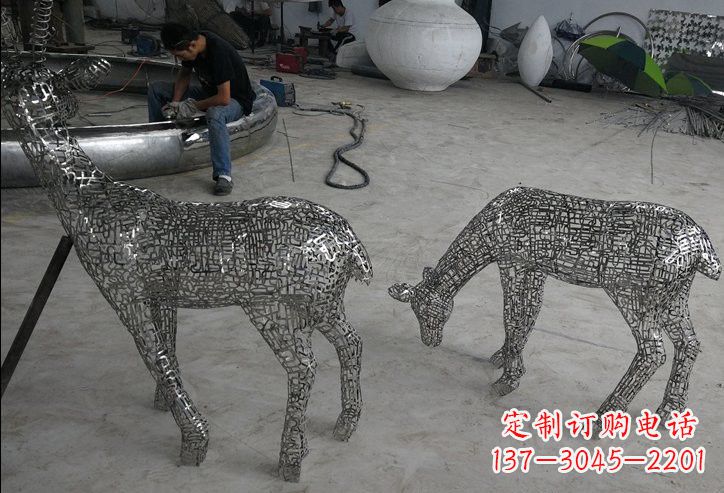 不銹鋼動(dòng)物鏤空鹿雕塑精美的藝術(shù)品