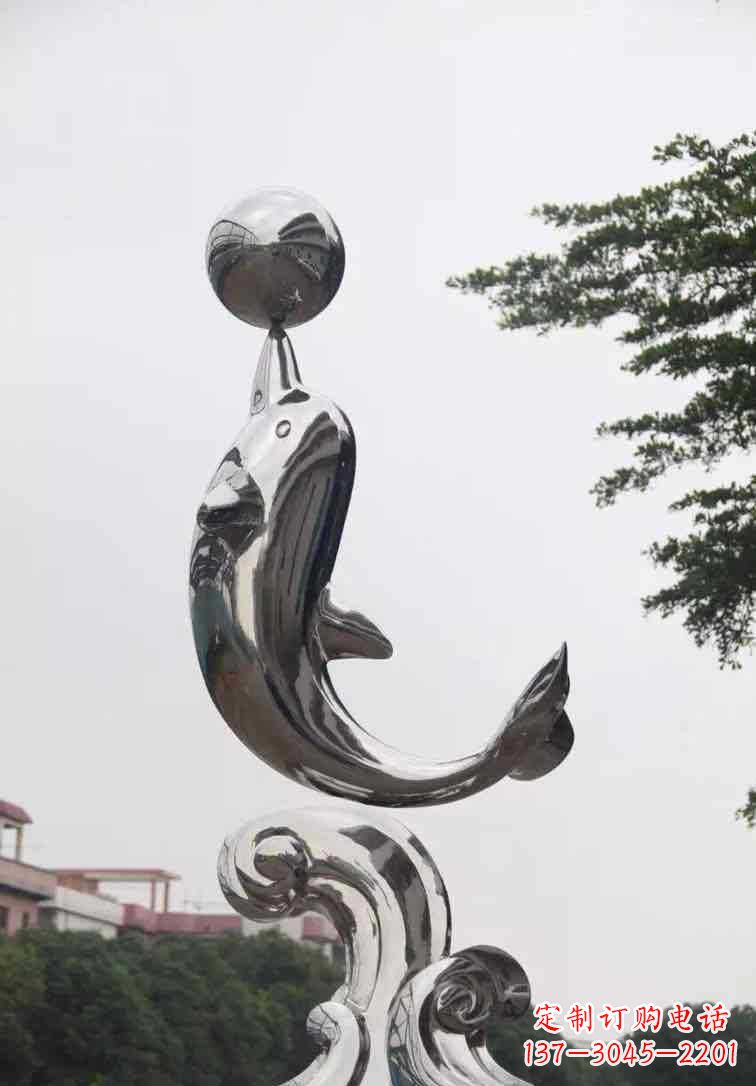 海豚雕塑增添不銹鋼廣場的魅力