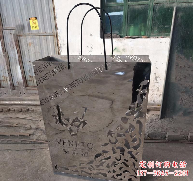 不銹鋼廣場購物書包雕塑