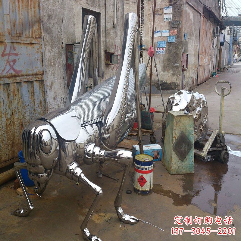 不銹鋼蝗蟲雕塑營造美好的自然環境