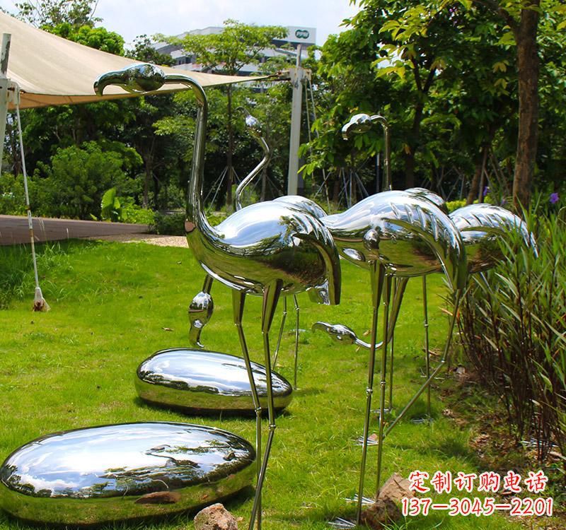 不銹鋼鏡面火烈鳥雕塑精美外形、多彩光澤