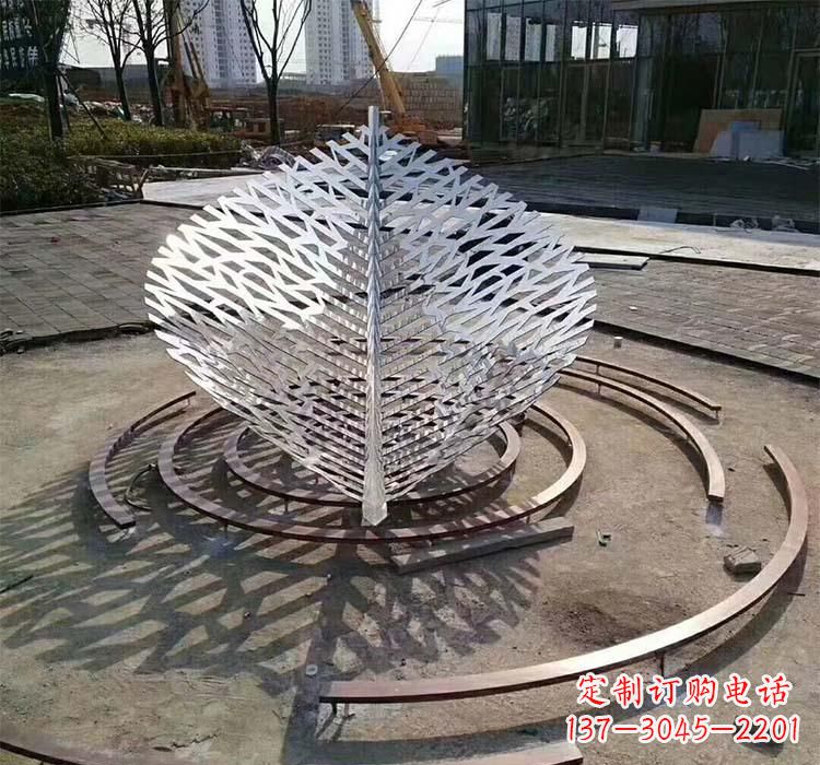 不銹鋼鏤空樹葉雕塑——給環境帶來美麗