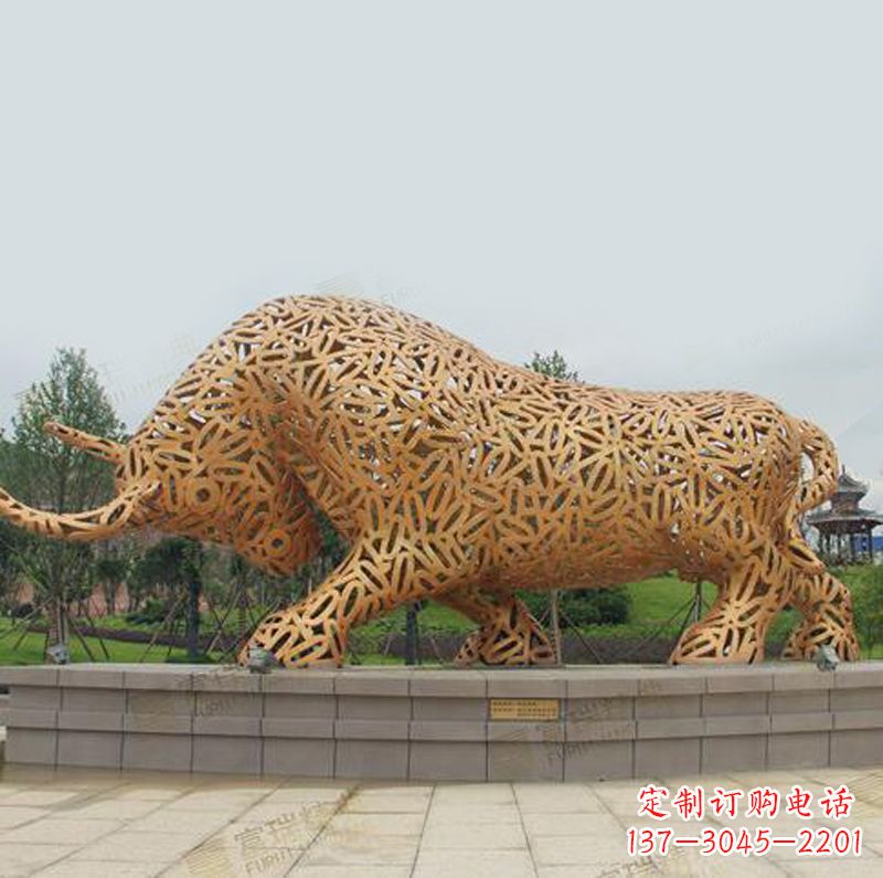 不銹鋼網格造型開荒牛公園景觀動物雕塑