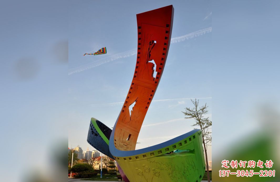 不銹鋼五彩膠卷廣場雕塑——現代美學的象征