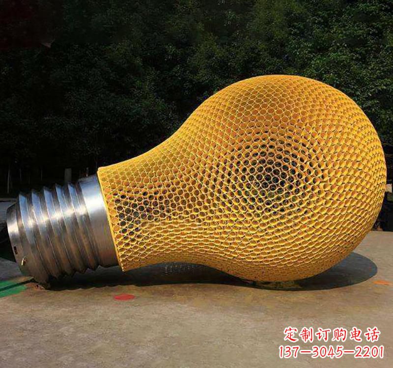 不銹鋼燈泡雕塑點亮小區景觀