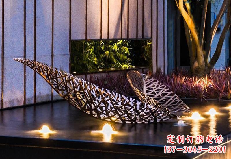不銹鋼小區鏤空樹葉雕塑給小區添彩