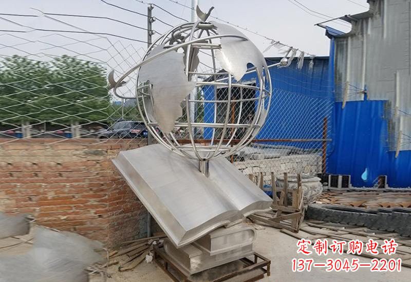 不銹鋼校園里的地球雕塑