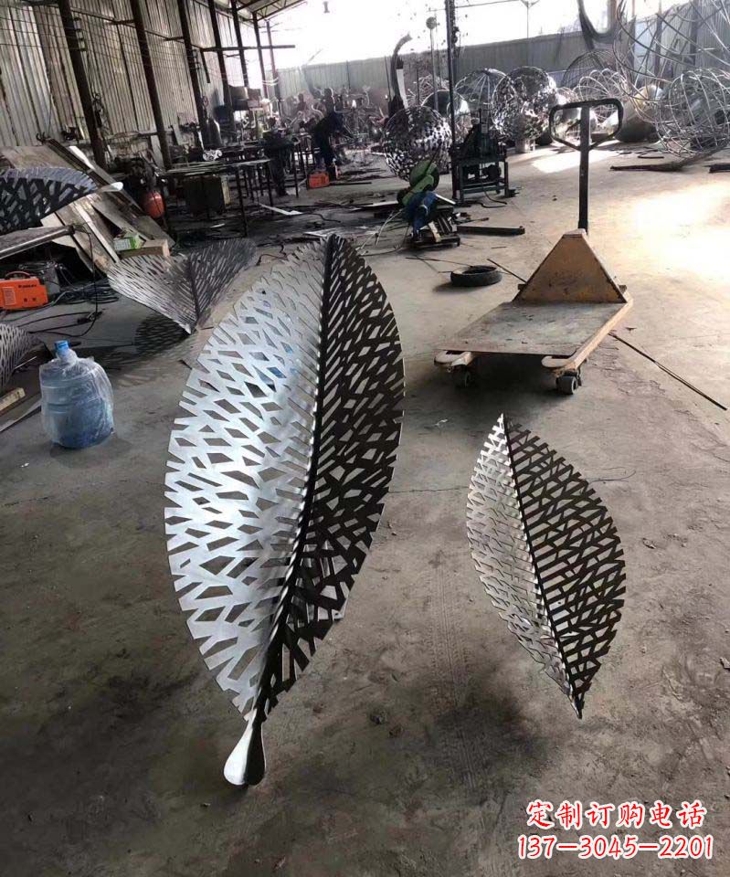 不銹鋼美妙的藝術(shù)樹葉雕塑