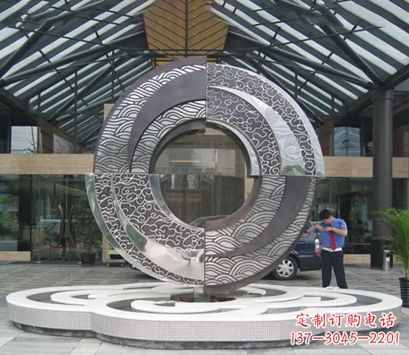 不銹鋼圓環(huán)雕塑，點(diǎn)綴酒店空間