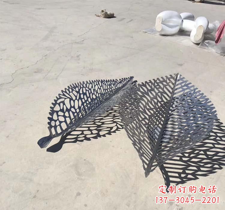 不銹鋼園林鏤空樹葉雕塑給空間增添美感