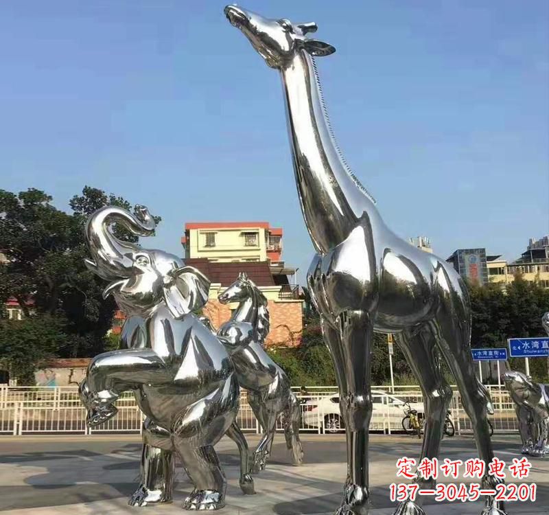 長頸鹿雕塑精美而優(yōu)雅