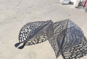 不銹鋼園林鏤空樹葉雕塑給空間增添美感
