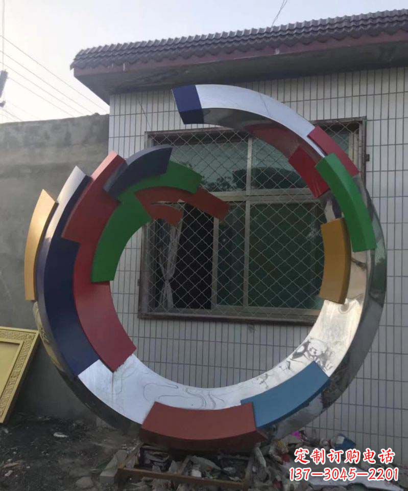 絢爛多彩的不銹鋼圓環雕塑