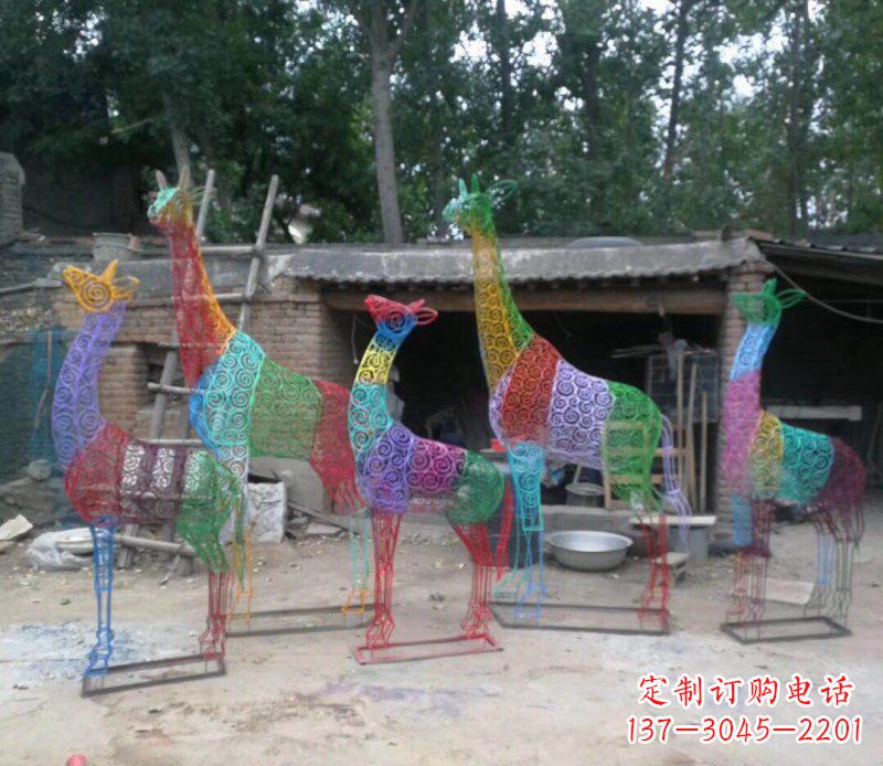 彩色不銹鋼鏤空長頸鹿雕塑它的美麗