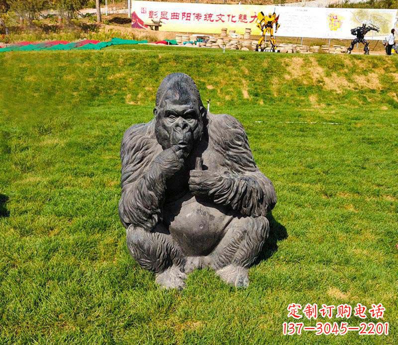 猩猩雕塑——草坪猩猩公園的藝術精品