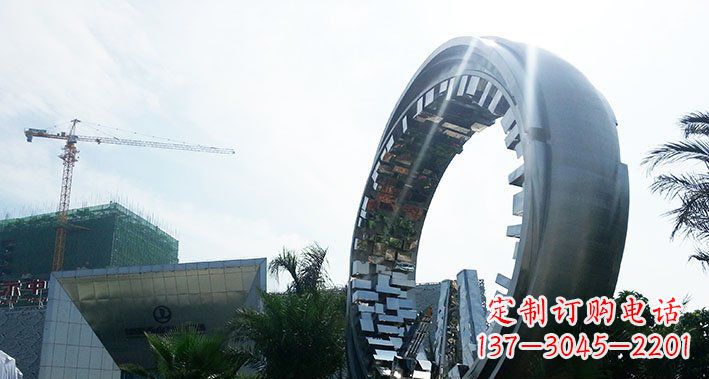 美麗而優雅的不銹鋼圓環雕塑