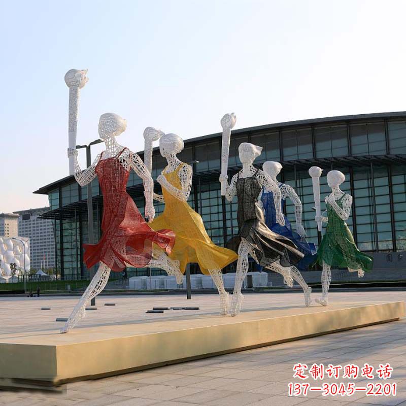 城市街道廣場持火炬跑步的美女雕塑