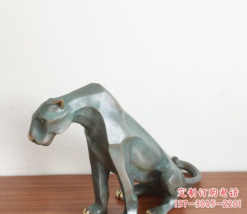 絢麗多彩的豹子動物銅雕