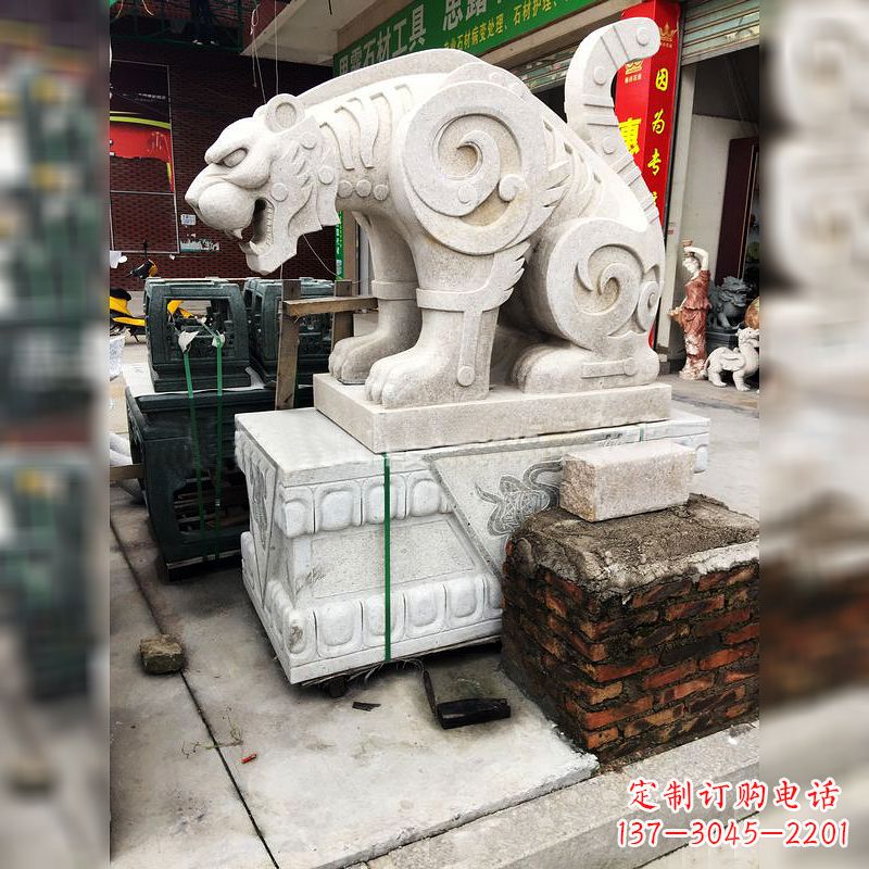 大理石廣場大門上的精美豹子雕塑