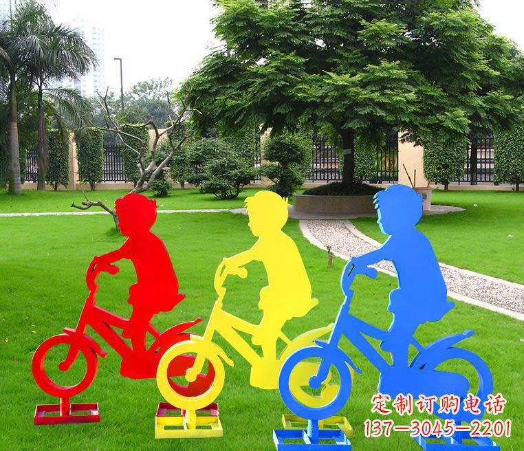 青春無悔——一尊男孩騎車雕塑