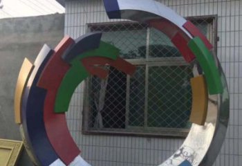 絢爛多彩的不銹鋼圓環雕塑