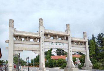 城市街道上的牌坊雕塑