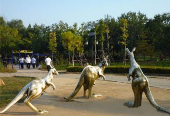 袋鼠雕塑點綴小區公園和諧景觀