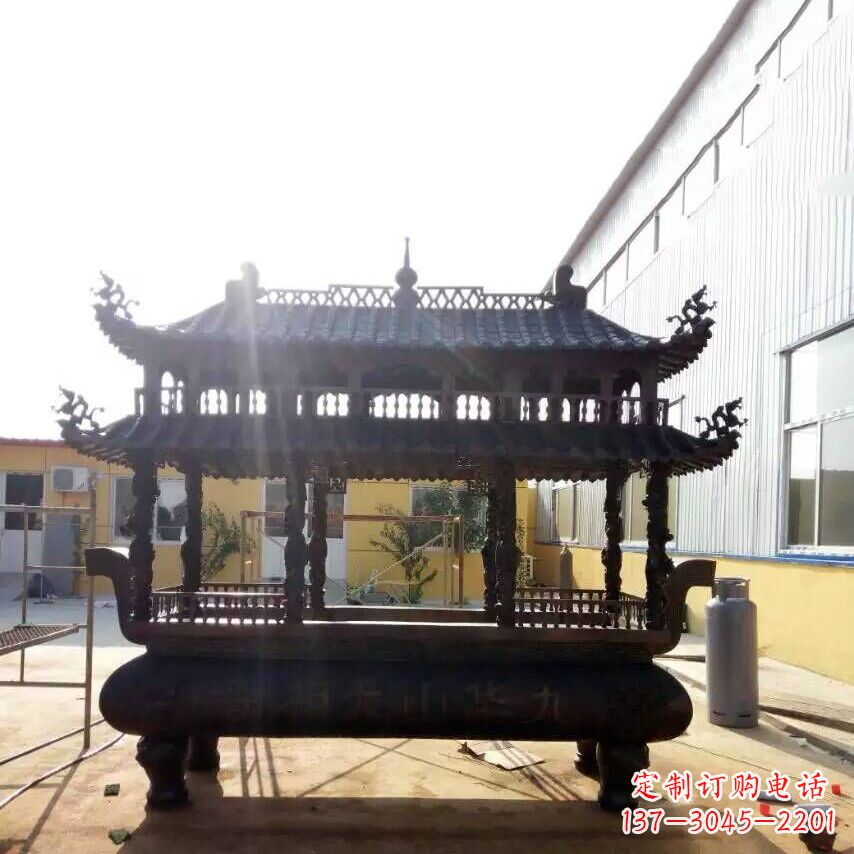 欣賞傳統文化的多層銅香爐雕塑