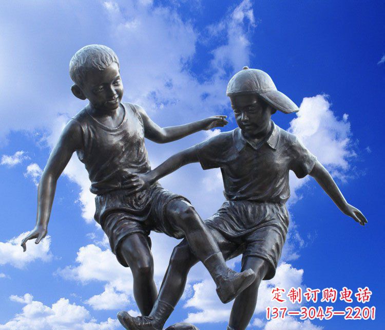 校園玻璃鋼仿銅兒童踢球景觀雕塑