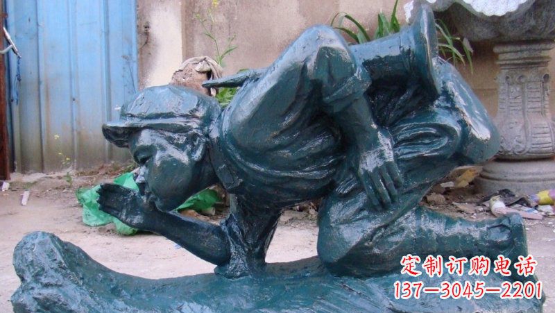 公園背著沖鋒號的小紅軍人物銅雕