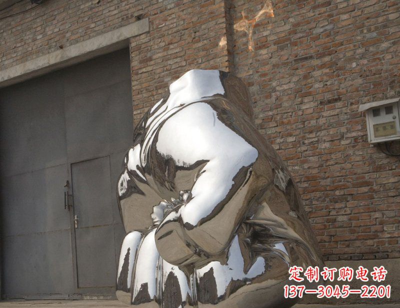 冰冷威力，讓精神抖動的不銹鋼拳頭雕塑