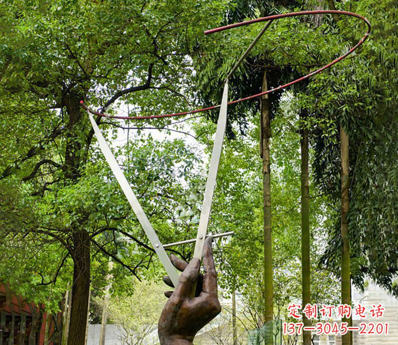 不銹鋼圓規(guī)雕塑展示精致繁華
