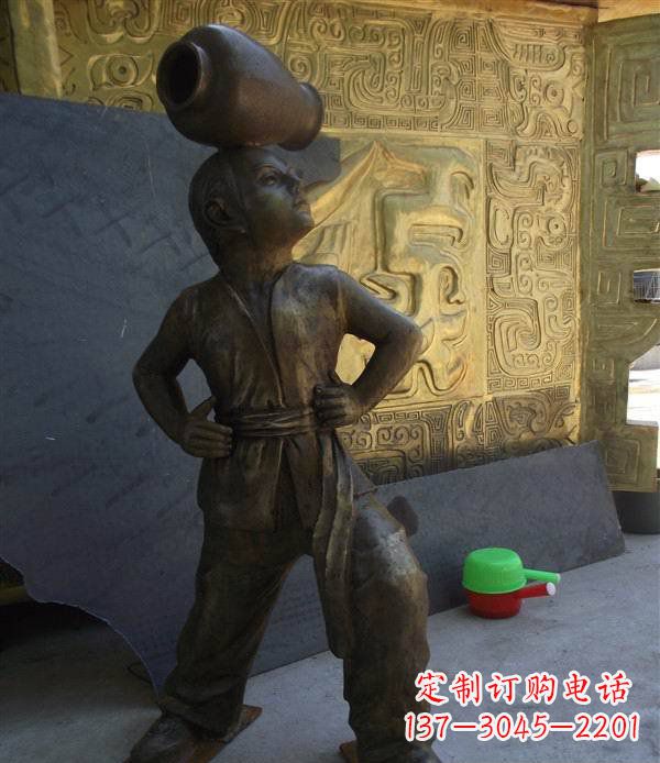 公園頂罐子的人物銅雕