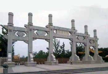 精美牌坊雕塑，讓公園大門更加精致