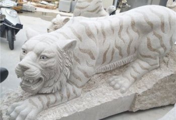 中領雕塑精美大型老虎石雕，精雕細琢展現雄壯氣勢