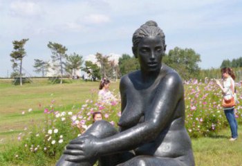 中領雕塑給公園增添開心的女人銅雕