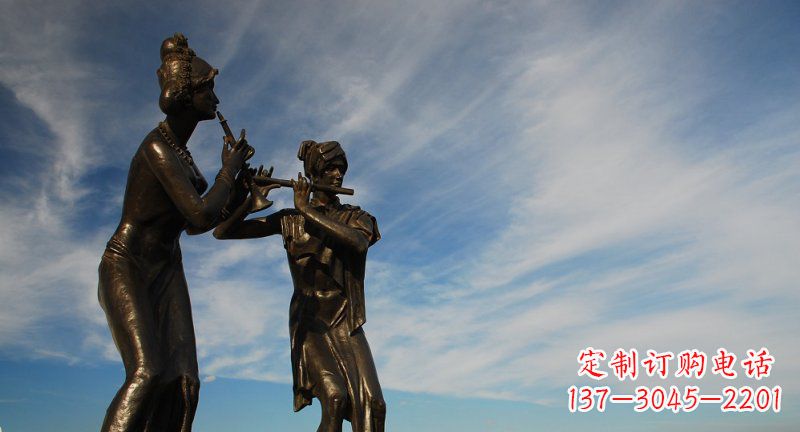 廣場吹奏樂器的少數民族人物景觀銅雕