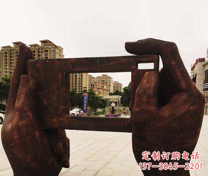 廣場拿著手機照相的手景觀銅雕