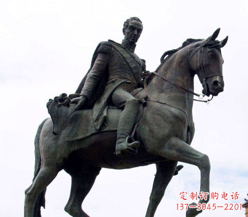 廣場騎馬的西方人物銅雕