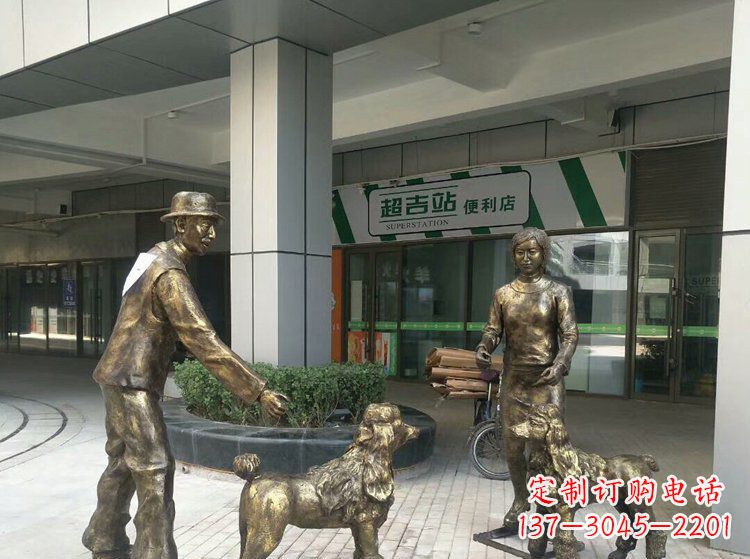 廣場銅雕遛狗人物雕塑