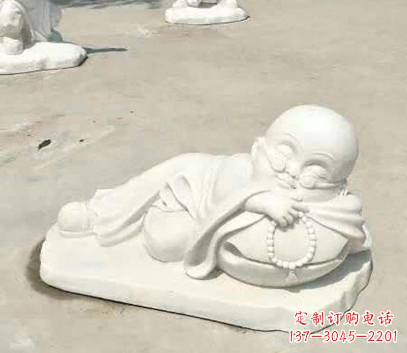 漢白玉擺姿勢的小和尚雕塑