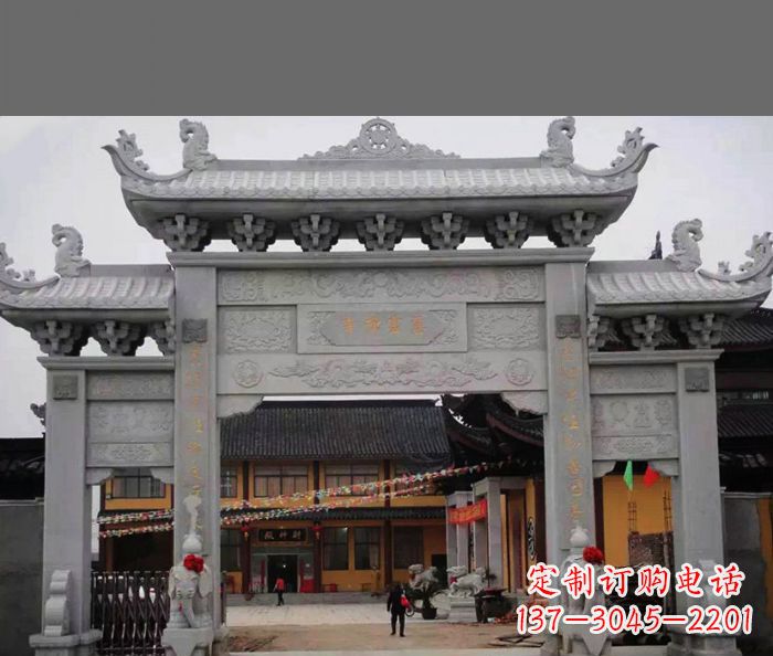 街邊道路三門(mén)石牌坊