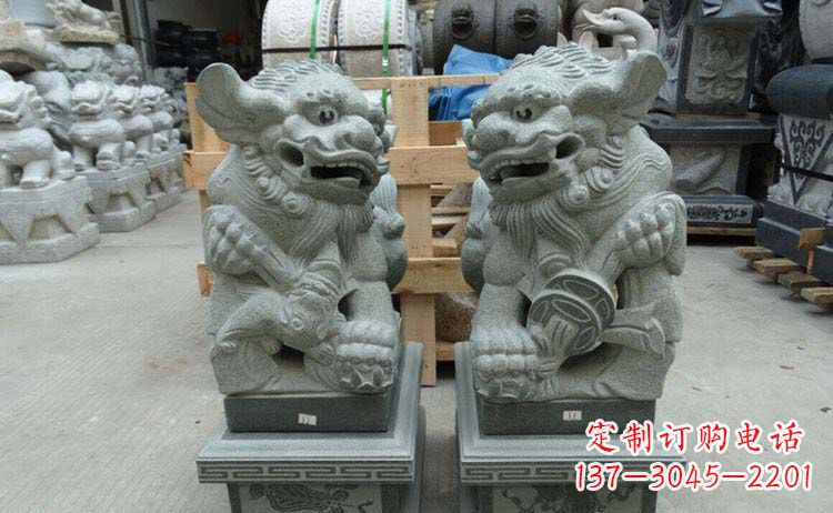 門口青石獻錢獅雕塑